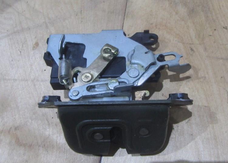 63101SA000 Subaru Trunk lid lock