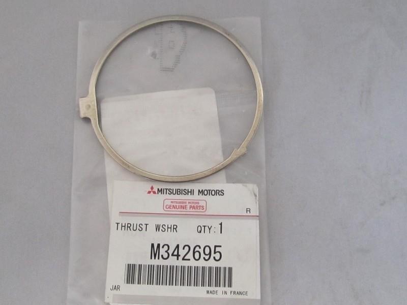 Mitsubishi M342695 Locking Ring, fuel pump M342695