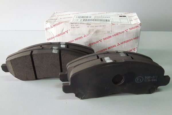 Mitsubishi 4605A557 Disc brake pad set 4605A557