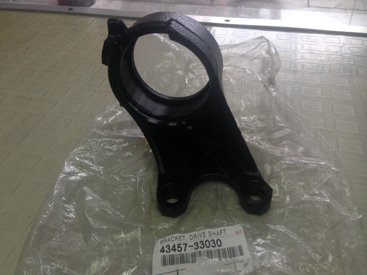 4345733030 Toyota Outboard bearing bracket