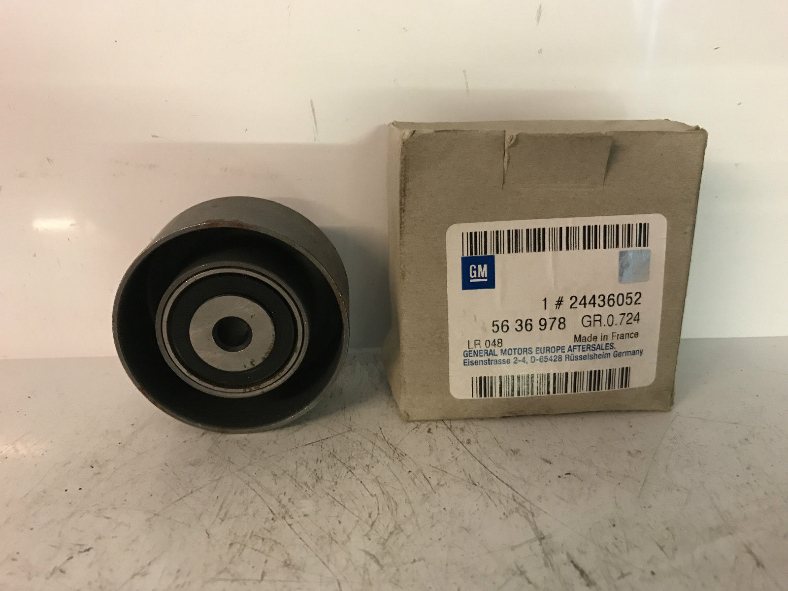 Drive belt tensioner pulley General Motors 24436052