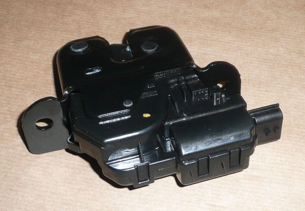 Trunk lock cover Renault 90 50 394 28R