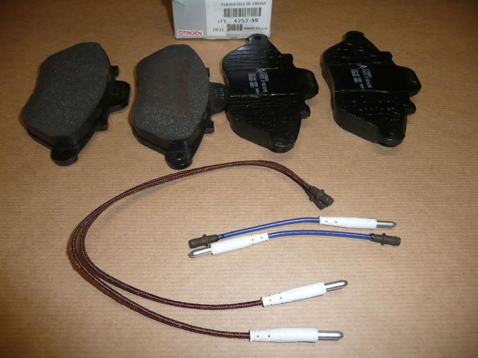 425296 Citroen/Peugeot Brake pad set