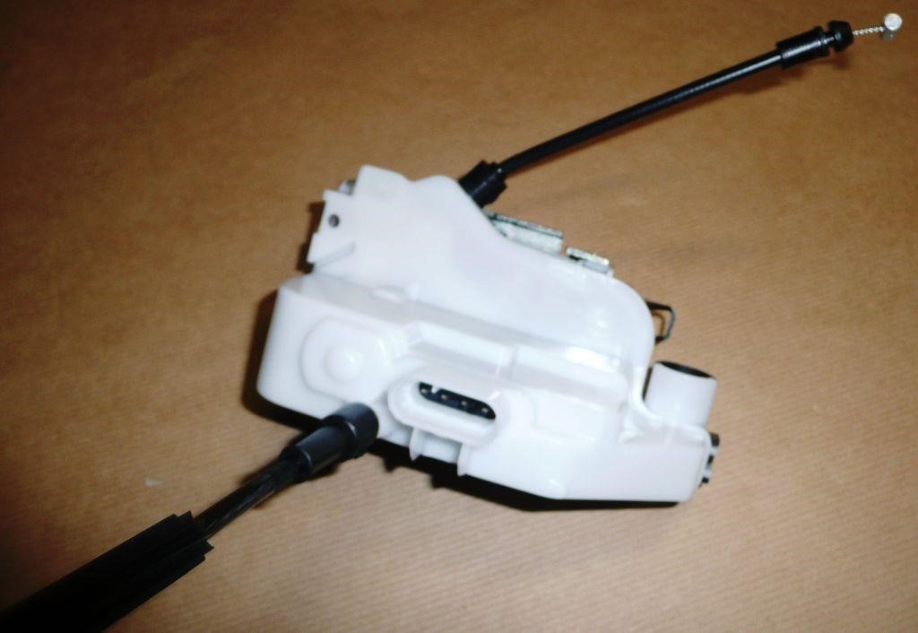 Door lock Renault 82 00 000 662