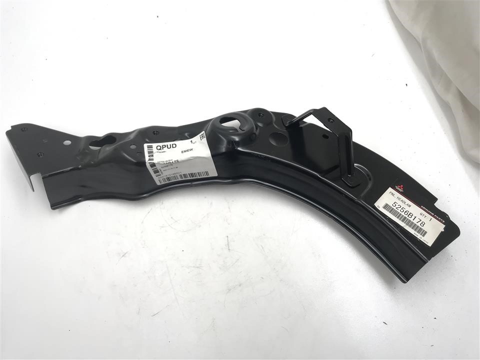 5256B178 Mitsubishi Headlight Base, lights