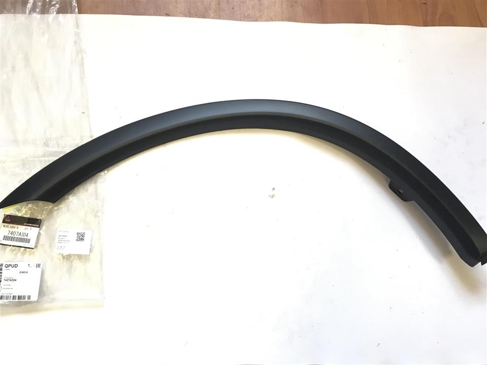 7407A304 Mitsubishi Trim fender