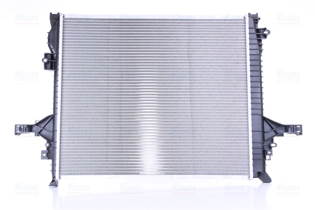 Engine cooling radiator Nissens 65613A