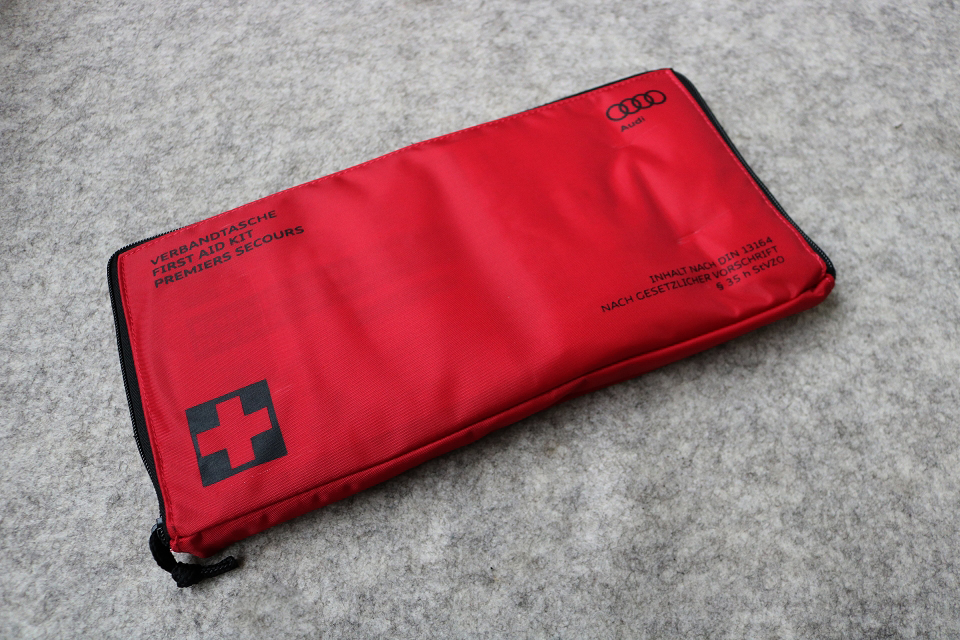 VAG 8K0 860 282 D The first-aid kit is automobile 8K0860282D